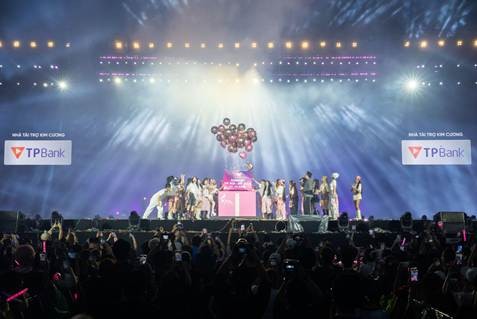 TPBank tiếp tục đồng hành cùng Em Xinh “Say Hi” Concert đêm 2 tại Hà Nội (11/10) với vai trò là Nhà tài trợ Kim Cương. TPBank tiếp tục đồng hành cùng Em Xinh “Say Hi” Concert đêm 2 tại Hà Nội (11/10) với vai trò là Nhà tài trợ Kim Cương.