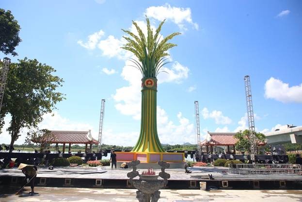 Điểm nhấn là Đài tưởng niệm mới, mô phỏng hình bó lúa gồm 16 bông cao 16 mét trên khối bệ hình ngôi sao Điểm nhấn là Đài tưởng niệm mới, mô phỏng hình bó lúa gồm 16 bông cao 16 mét trên khối bệ hình ngôi sao