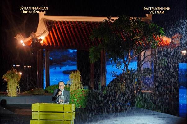 “Các anh chị ơi, Long Đại giờ đẹp lắm. Các bến phà đều rất yên bình, tất cả mọi người đều nhớ, đều biết ơn các anh chị nhiều lắm…”, MC Lại Văn Sâm khiến người xem lặng đi với lời chia sẻ đầy xúc động. Ảnh: VTV “Các anh chị ơi, Long Đại giờ đẹp lắm. Các bến phà đều rất yên bình, tất cả mọi người đều nhớ, đều biết ơn các anh chị nhiều lắm…”, MC Lại Văn Sâm khiến người xem lặng đi với lời chia sẻ đầy xúc động. Ảnh: VTV