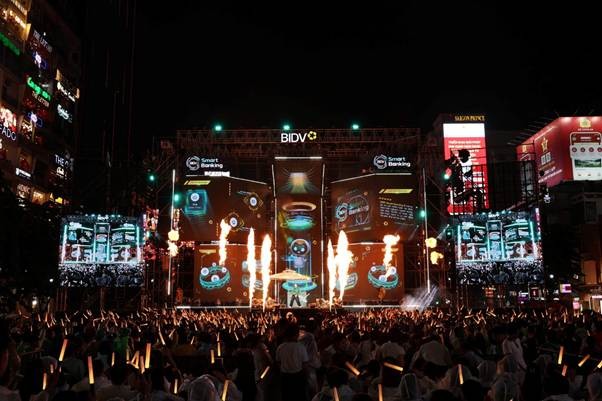 Sân khấu BIDV Music Festival với màn LED nổi bật giữa phố đi bộ Nguyễn Huệ. Sân khấu BIDV Music Festival với màn LED nổi bật giữa phố đi bộ Nguyễn Huệ.