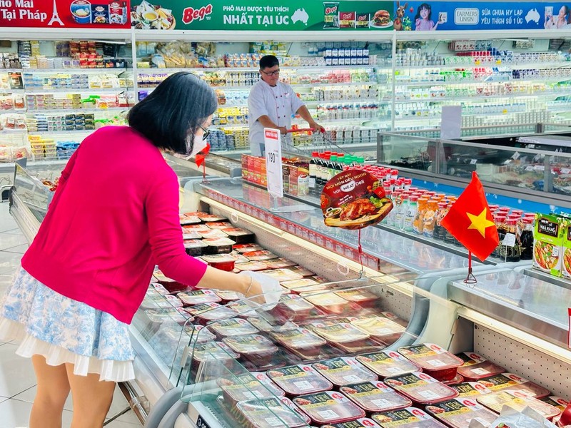 Khách hàng mua sắm mặt hàng thịt ủ mát MEATDeli tại siêu thị Khách hàng mua sắm mặt hàng thịt ủ mát MEATDeli tại siêu thị.jpg