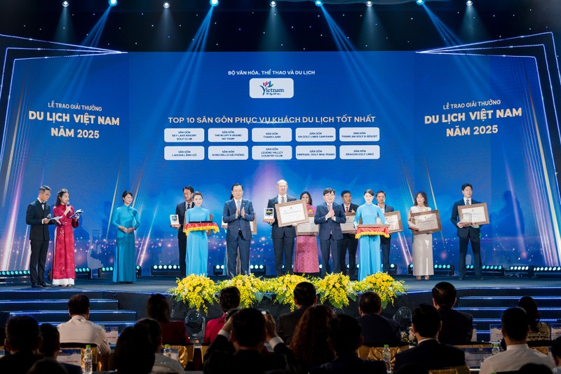 Đại diện sân gôn Thiên Đường - Legend Valley Country Club nhận giải tại hạng mục “Top 10 sân gôn phục vụ khách du lịch tốt nhất” tại Giải thưởng Du lịch Việt Nam 2025 01 Legend Valley Country Club.jpg