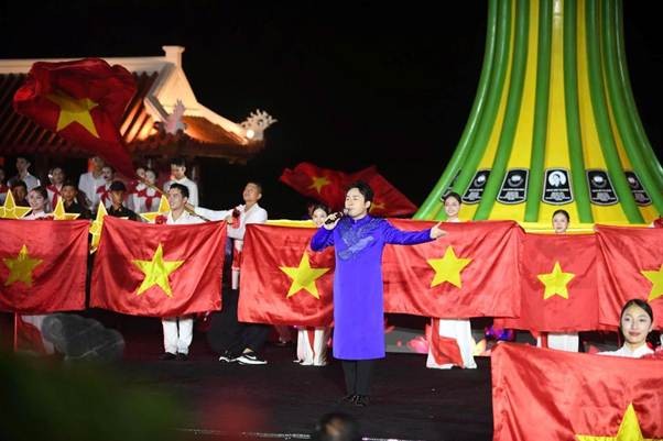 “Lời tri ân – Dòng sông Hoa lửa” kết thúc đầy tự hào và hy vọng với giọng ca nội lực của ca sĩ Tùng Dương “Lời tri ân – Dòng sông Hoa lửa” kết thúc đầy tự hào và hy vọng với giọng ca nội lực của ca sĩ Tùng Dương