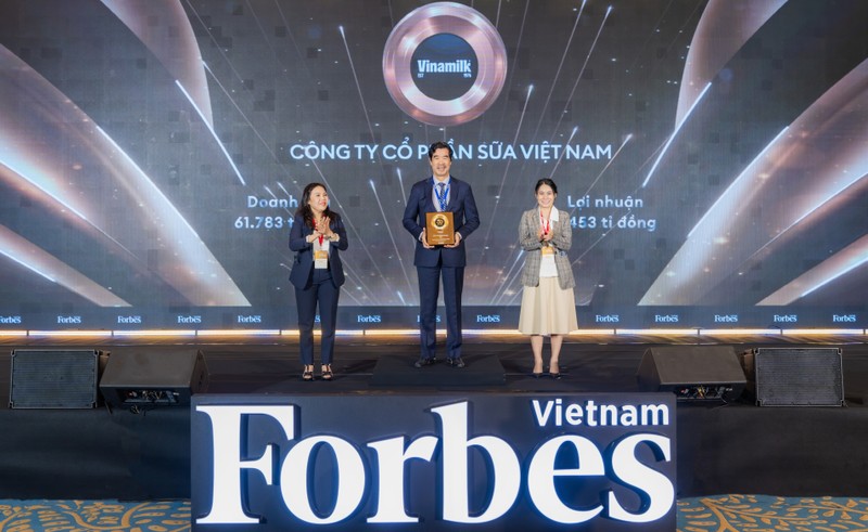 Ông Nguyễn Quốc Khánh - Giám đốc Điều hành Nghiên cứu và Phát triển Vinamilk nhận vinh danh Top 50 Công ty niêm yết tốt nhất Việt Nam - Ảnh: Forbes VN HÌNH 01.jpg