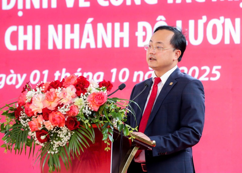 Đồng chí Tô Huy Vũ - Bí thư Đảng ủy, Chủ tịch HĐTV Agribank phát biểu chỉ đạo công tác tổ chức sắp xếp mạng lưới hoạt động của các chi nhánh trên địa bàn tỉnh Nghệ An Anh-1 (3).jpg