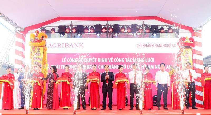 Đồng chí Tô Huy Vũ - Bí thư Đảng ủy, Chủ tịch HĐTV Agribank cùng các đại biểu cắt băng khai trương hoạt động của Agribank Chi nhánh Đô Lương II Nam Nghệ An Anh-2 (3).jpg