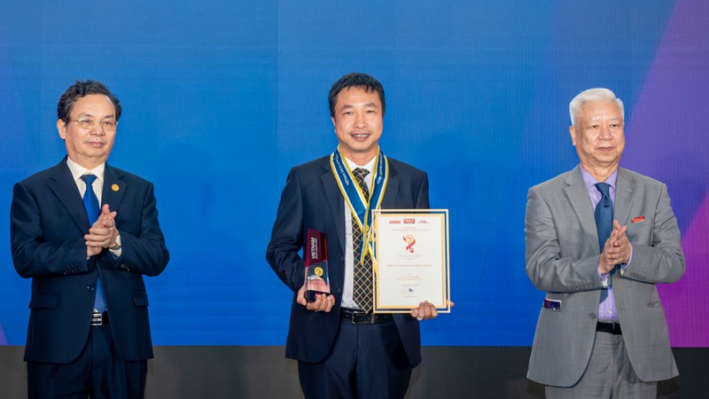 Ông Nguyễn Thái Hà, Tổng Giám đốc T&T Energy đại diện doanh nghiệp nhận giải thưởng Thương hiệu mạnh tăng trưởng xanh 2025 tại Diễn đàn kinh tế mới 2025 Ảnh 1 (34).jpg