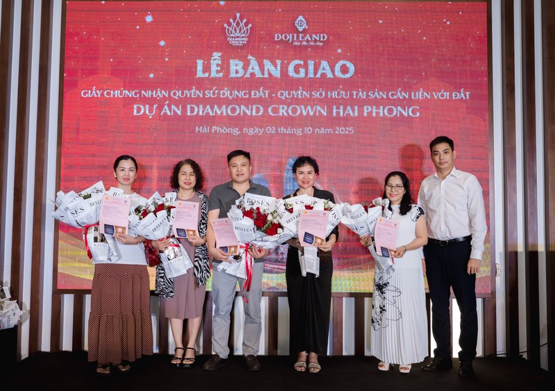 Những cư dân đầu tiên của Diamond Crown Hai Phong vui mừng nhận Giấy chứng nhận quyền sử dụng đất, quyền sở hữu tài sản gắn liền với đất Dự án Ảnh trao sổ.jpg