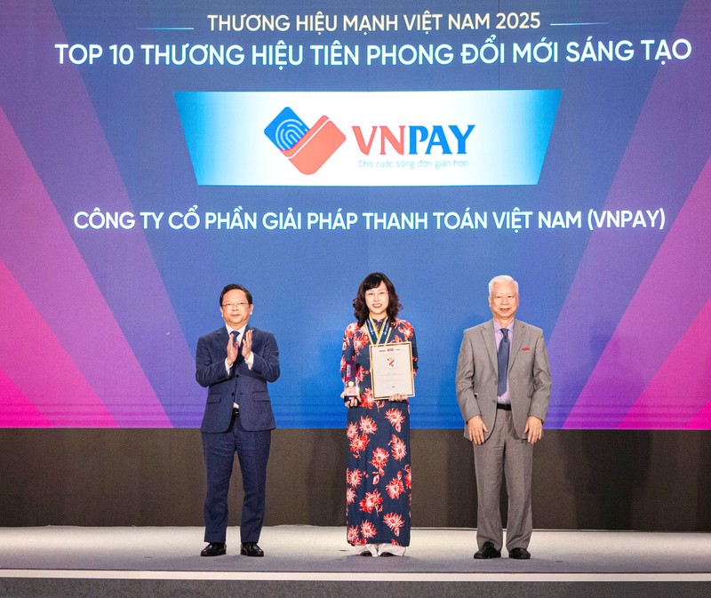 Bà Nguyễn Ánh Tuyết - Phó tổng giám đốc VNPAY - nhận giải thương hiệu tiên phong đổi mới sáng tạo 2025. VNPAY-thuong-hieu-manh-Viet-Nam.jpg