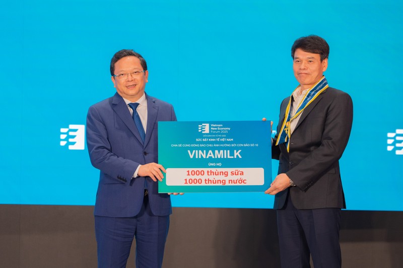 Đại diện Vinamilk - Ông Phạm Tuyên, Giám đốc Chi nhánh Vinamilk Hà Nội - chia sẻ cùng đồng bào chịu ảnh hưởng bởi cơn bão số 10. ẢNH 02.jpg