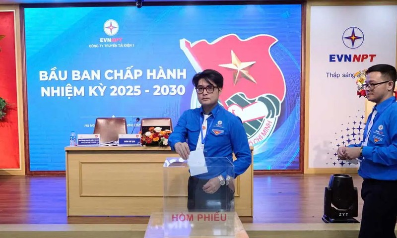 Đoàn chủ tịch bầu BCH khóa mới Đoàn chủ tịch bầu BCH khóa mới