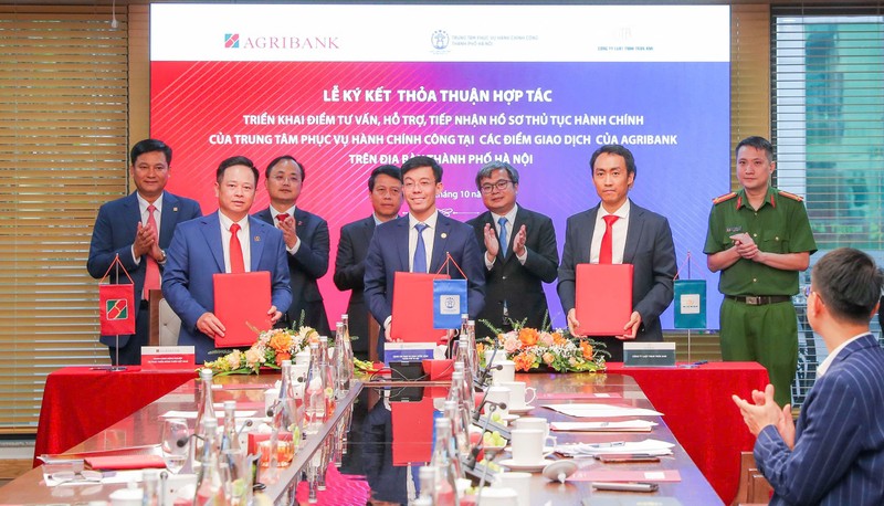 Đại diện 3 bên (Agribank - TTPVHCC - Công ty Luật TNHH Trần Anh) ký kết Thỏa thuận hợp tác triển khai “Điểm tư vấn, hỗ trợ, tiếp nhận hồ sơ thủ tục hành chính của TTPVHCC tại các điểm giao dịch của Agribank” dưới sự chứng kiến của đại diện lãnh đạo Ngân hàng Nhà nước Việt Nam, UBND TP Hà Nội; đại diện các đơn vị thuộc Bộ Công an Ảnh 5 - Đại diện 3 bên (Agribank - TTPVHCC - Công ty Luật TNHH Trần Anh) ký kết Thỏa thuận hợp tác.jpg