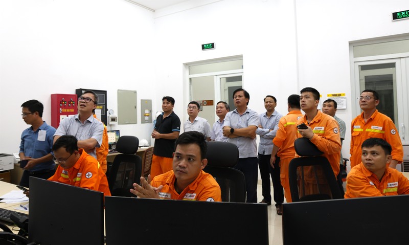 Tổng giám đốc EVNNPT Phạm Lê Phú cùng lãnh đạo PTC2 trực chỉ huy ứng phó bão số 10 tại Trạm biến áp 500kV Quảng Trạch Tổng giám đốc EVNNPT Phạm Lê Phú cùng lãnh đạo PTC2 trực chỉ huy ứng phó bão số 10 tại Trạm biến áp 500kV Quảng Trạch