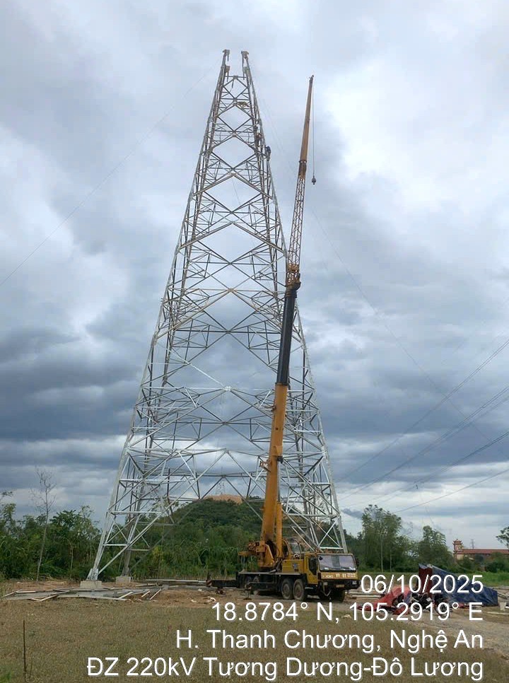 Thi công dựng cột Dự án đường dây 220kV Tương Dương – Đô Lương Thi công dựng cột Dự án đường dây 220kV Tương Dương – Đô Lương