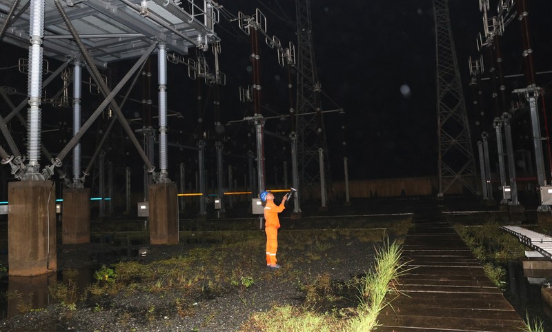 Ngay sau khi bão đi qua, khi đủ điều kiện an toàn, nhân viên vận hành Trạm biến áp 500kV Quảng Trạch kiểm tra thiết bị bị ảnh hưởng bởi bão số 10 Ngay sau khi bão đi qua, khi đủ điều kiện an toàn, nhân viên vận hành Trạm biến áp 500kV Quảng Trạch kiểm tra thiết bị bị ảnh hưởng bởi bão số 10