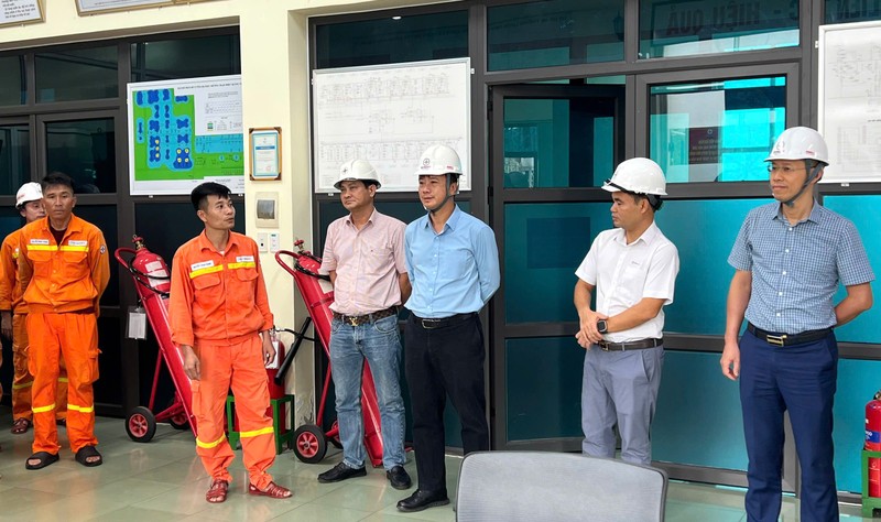 Phó Tổng giám đốc EVNNPT Lưu Việt Tiến nghe báo cáo tình hình vận hành và chuẩn bị ứng phó bão số 11 tại Phòng điều khiển Trạm biến áp 500kV Quảng Ninh Phó Tổng giám đốc EVNNPT Lưu Việt Tiến nghe báo cáo tình hình vận hành và chuẩn bị ứng phó bão số 11 tại Phòng điều khiển Trạm biến áp 500kV Quảng Ninh