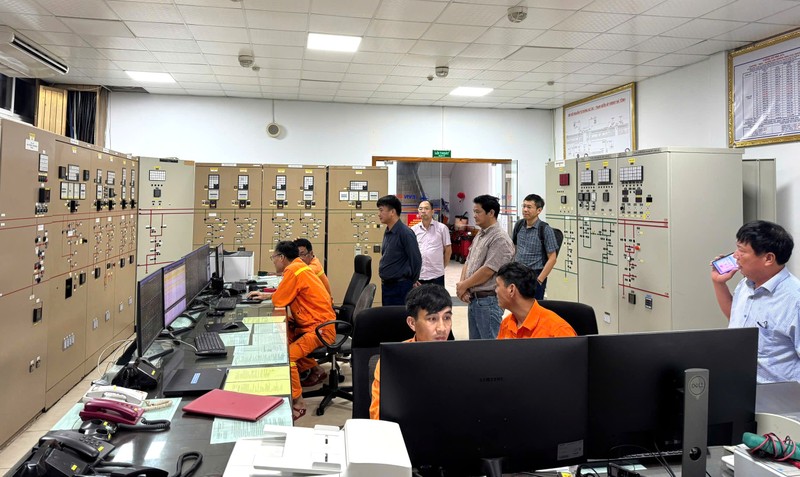 Phó Tổng giám đốc EVNNPT Lưu Việt Tiến cùng lãnh đạo PTC1 trực chỉ huy ứng phó bão số 10 tại Trạm biến áp 500kV Hà Tĩnh Phó Tổng giám đốc EVNNPT Lưu Việt Tiến cùng lãnh đạo PTC1 trực chỉ huy ứng phó bão số 10 tại Trạm biến áp 500kV Hà Tĩnh
