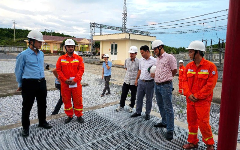 Phó Tổng giám đốc EVNNPT Lưu Việt Tiến và đoàn công tác kiểm tra công tác chuẩn bị ứng phó với bão số 11 tại Trạm biến áp 220kV Hải Hà Phó Tổng giám đốc EVNNPT Lưu Việt Tiến và đoàn công tác kiểm tra công tác chuẩn bị ứng phó với bão số 11 tại Trạm biến áp 220kV Hải Hà
