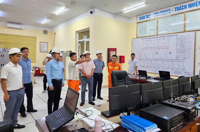 Phó Tổng giám đốc EVNNPT Lưu Việt Tiến nghe báo cáo tình hình vận hành và chuẩn bị ứng phó bão số 11 tại Phòng điều khiển Trạm biến áp 220kV Hải Hà Phó Tổng giám đốc EVNNPT Lưu Việt Tiến nghe báo cáo tình hình vận hành và chuẩn bị ứng phó bão số 11 tại Phòng điều khiển Trạm biến áp 220kV Hải Hà
