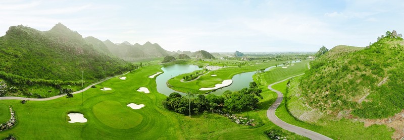 Tuyệt tác sân golf uốn lượn mềm mại quanh những khối núi đá vôi hàng triệu năm tuổi, hòa quyện với hồ nước và rừng cây 01 Legend Valley Country Club (1).jpg