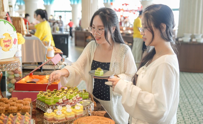 Du khách sẽ được phá cỗ Trung thu tại Nhà hàng Bốn Mùa Du khách ăn buffet Trung thu tại Nhà hàng Bốn Mùa.jpg