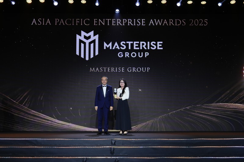 Đại diện Masterise Group nhận giải thưởng Corporate Excellence Award tại lễ trao giải Asia Pacific Enterprise Awards 2025 Hinh1 (1).JPG