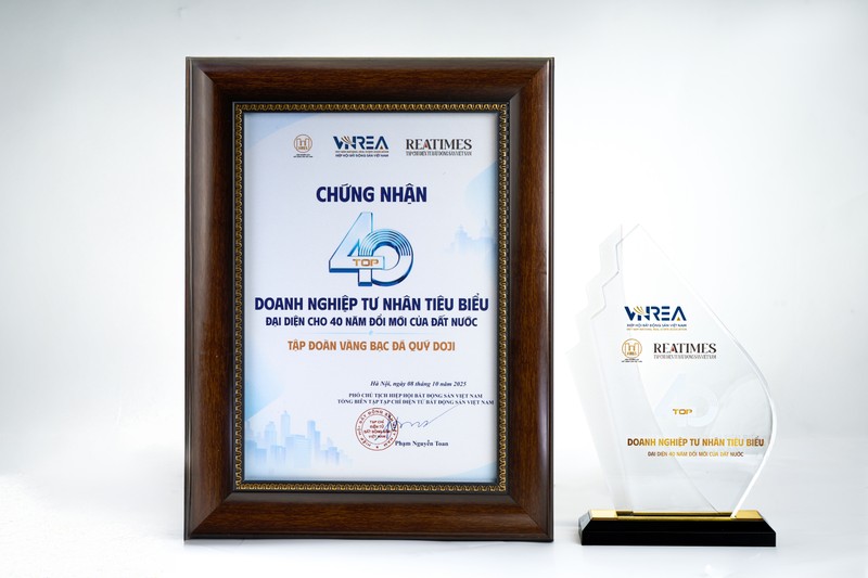 Bằng chứng nhận và kỷ niệm chương của Tập đoàn DOJI với danh hiệu “Top 40 doanh nghiệp tư nhân tiêu biểu đại diện 40 năm Đổi mới của đất nước”. 2 (26).jpg