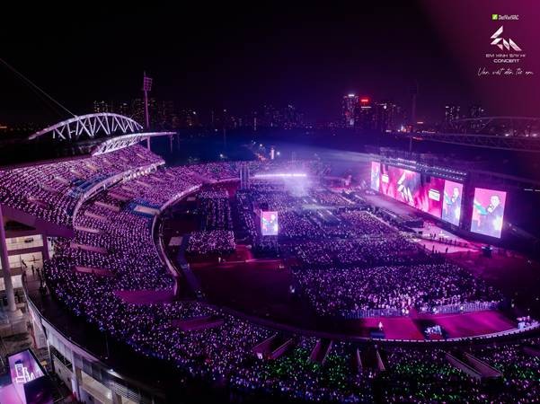 Sân vận động Quốc gia Mỹ Đình được “phủ tím” tại Em Xinh “Say Hi” concert đêm 2. (Ảnh: Vieon) Sân vận động Quốc gia Mỹ Đình được “phủ tím” tại Em Xinh “Say Hi” concert đêm 2. (Ảnh: Vieon)