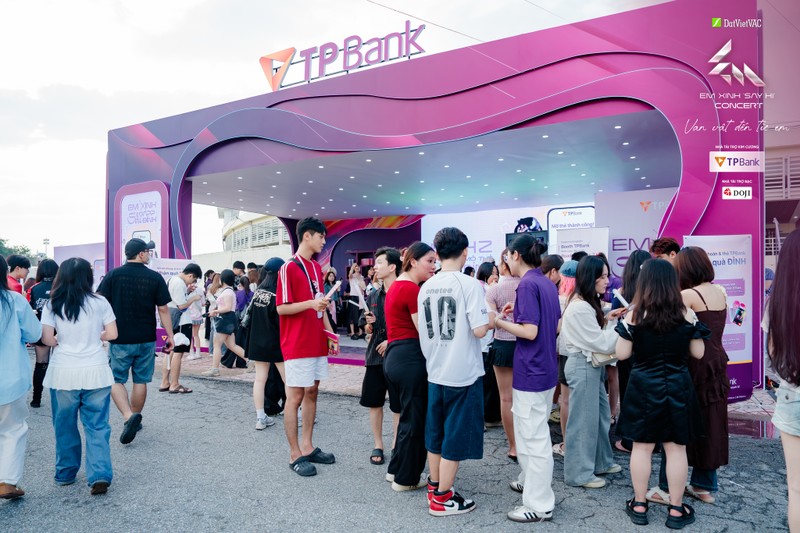 Booth TPBank đông nghịt các bạn trẻ đến trải nghiệm tiện ích tài chính số đỉnh cao. DTT08231.jpg