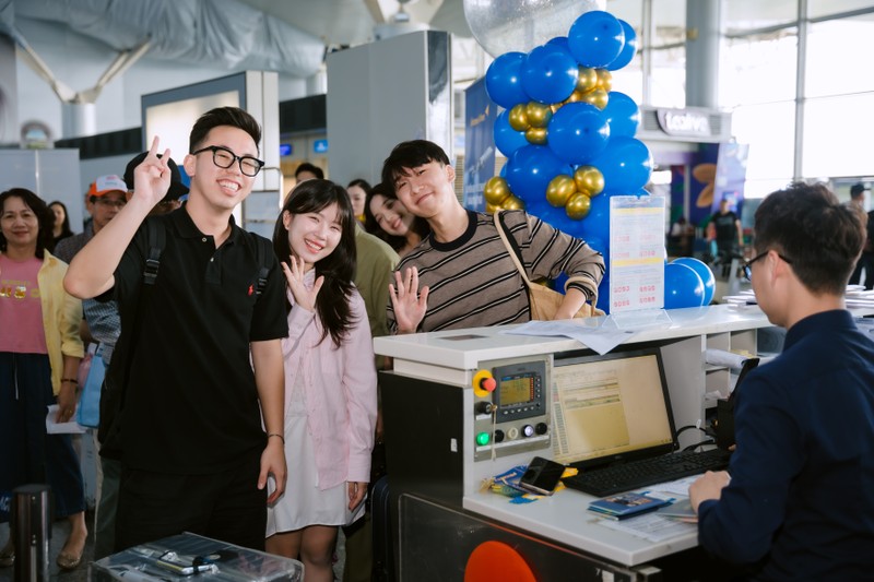 Hành khách phấn khởi trước chuyến bay đến Hoàng Sơn Vietravel Airlines-366.jpg