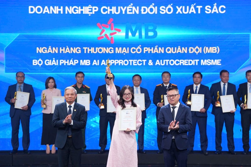 Đại diện MB, bà Phạm Thị Kim Phượng – Giám đốc dự án Nhà máy số Doanh nghiệp lên nhận giải thưởng z7104327797798_474bc0bd134919489b983708438e08d9.jpg