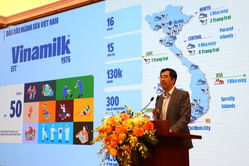 Ông Nguyễn Quốc Khánh, Giám đốc Điều hành Nghiên cứu và Phát triển Vinamilk, trình bày việc ứng dụng công nghệ định danh và truy xuất nguồn gốc cho sản phẩm Vinamilk. Ảnh: Vi Nam Ảnh 01a-Ong Nguyen Quoc Khanh.JPG