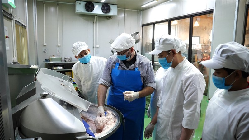 Chuyên gia ẩm thực Gregor J. Brennecke hướng dẫn và đào tạo cho CBNV Sun World Ba Na tại xưởng xúc xích Chuyên gia ẩm thực người Đức Gregor J. Brennecke  (3).jpg