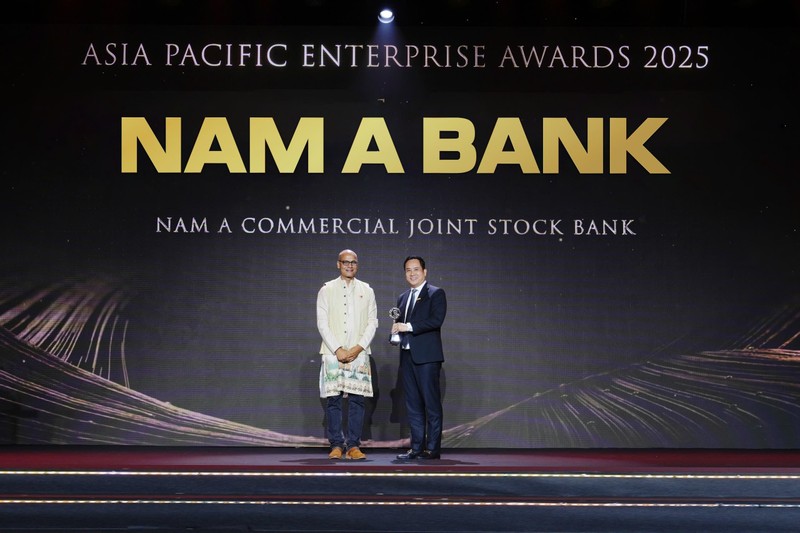 Ông Hà Huy Cường – Phó Tổng giám đốc Nam A Bank (bên phải), nhận giải thưởng. Hình 1 - Giải thưởng.jpg