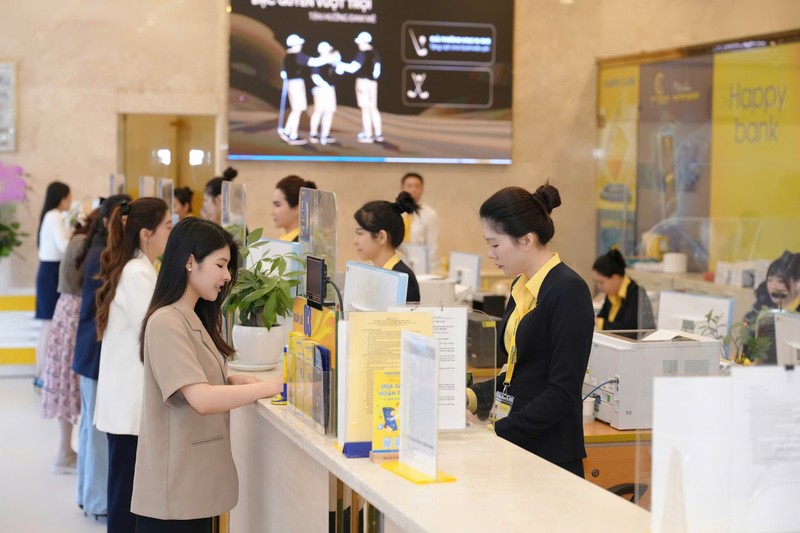 Khách hàng giao dịch tại Nam A Bank. Hình 2 - Giải thưởng.jpg