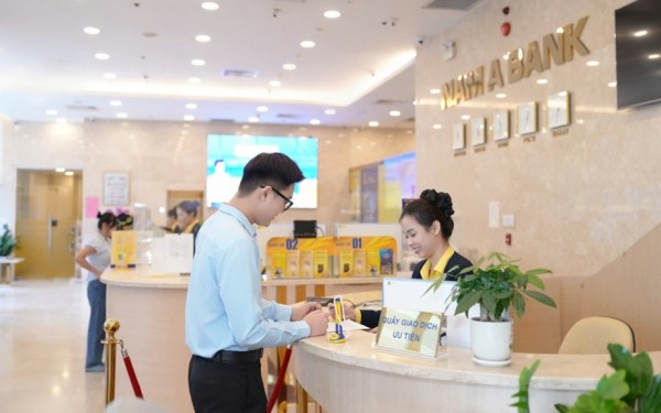 Khách hàng giao dịch tại Nam A Bank.