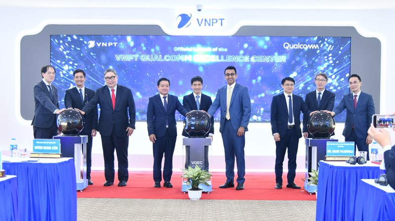 Lãnh đạo cấp cao của VNPT, Qualcomm và các đại biểu nhấn nút khai trương Trung tâm Xuất sắc VNPT – Qualcomm z7118141111068_c1b37ab970c334f50871a8b9233edd1d.jpg