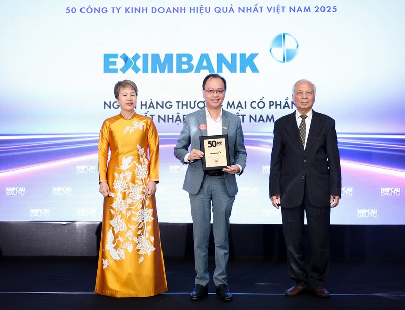 Ông Nguyễn Hồ Hoàng Vũ - Phó Tổng Giám đốc Eximbank (đứng giữa) nhận giải thưởng từ Ban tổ chức. z7121816062848_36b37d606e642e3f9030b6956ff0536b.jpg