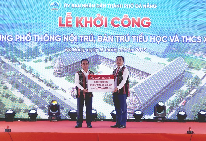 Đồng chí Tô Huy Vũ , Bí thư Đảng ủy, Chủ tịch HĐTV đã trao tặng 20 tỷ đồng tài trợ “Chương trình xây dựng trường học tại Đà Nẵng” Anh 4 (10).jpg