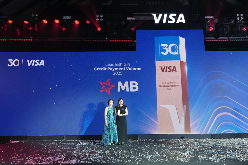 Đại diện MB nhận giải thưởng tại sự kiện kỷ niệm 30 năm của Visa tại Việt Nam T1930054.JPG