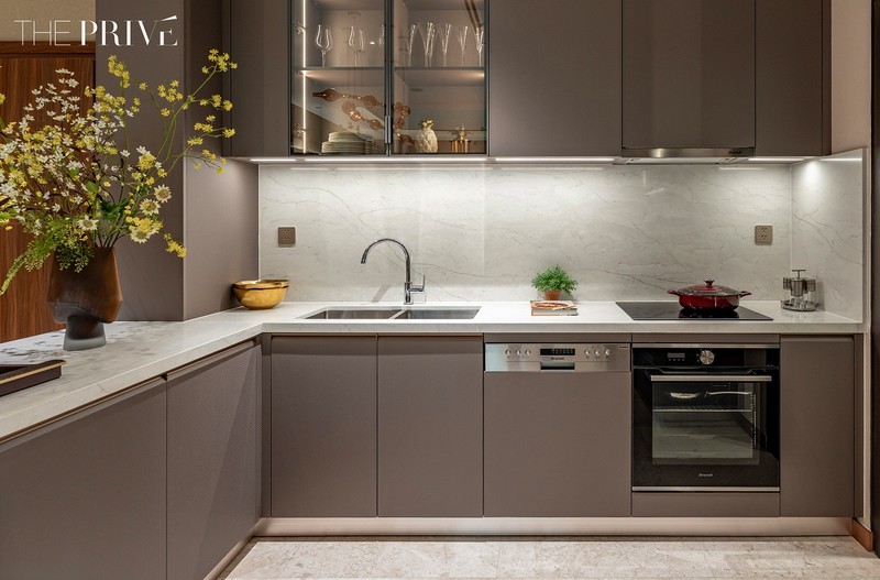 Khu vực bếp – trái tim của căn hộ - sử dụng đá quartz kết hợp cùng loạt thiết bị bếp cao cấp được lắp âm (built-in) đảm bảo tính thẩm mỹ lẫn công năng sử dụng 2010 TPV H3 (1).jpg