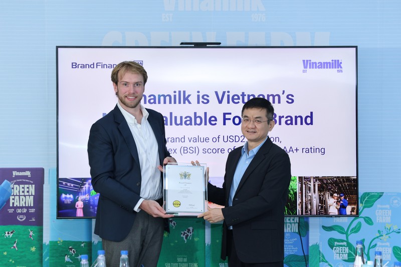 Ông Nguyễn Quang Trí – Giám đốc điều hành Marketing Vinamilk – nhận chứng nhận Top 100 thương hiệu giá trị nhất Việt Nam từ đại diện Brand Finance (Ảnh: Nguyễn Hoàng). HÌNH 2 (2).jpg