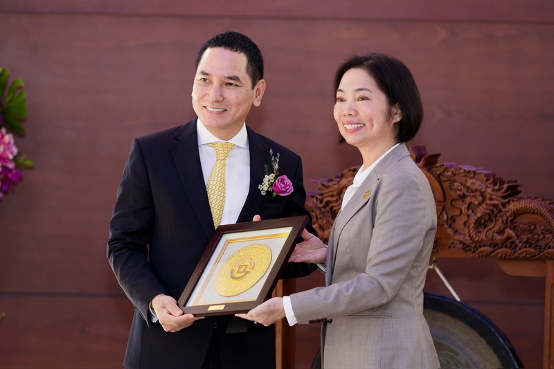 Bên phải: Bà Trần Anh Đào, Phó Tổng Giám đốc Phụ trách Ban Điều Hành Sở GDCK TPHCM - Bên trái: Ông Nguyễn Xuân Minh, Chủ tịch TCBS 04fe40914641cb1f9250 (1).jpg
