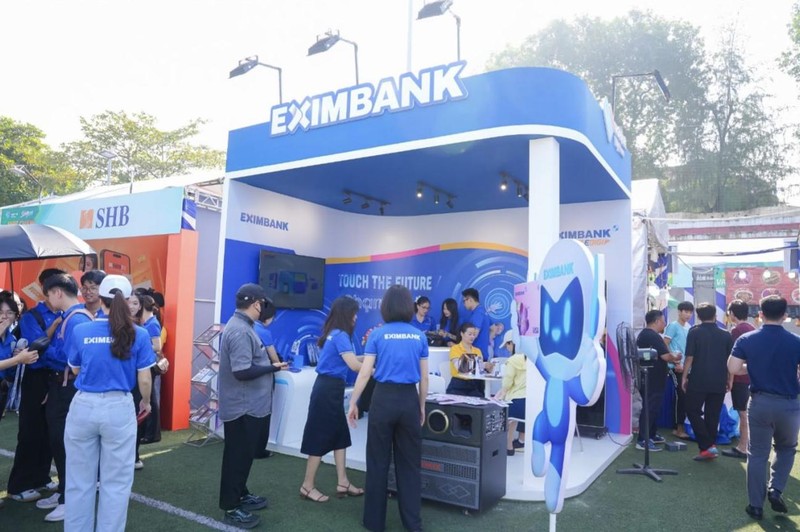 Gian hàng Eximbank hiện đại, trẻ trung, nổi bật giữa không gian Ngày hội Thẻ Việt Nam 2025 Gian hàng Eximbank hiện đại, trẻ trung, nổi bật giữa không gian Ngày hội Thẻ Việt Nam 2025