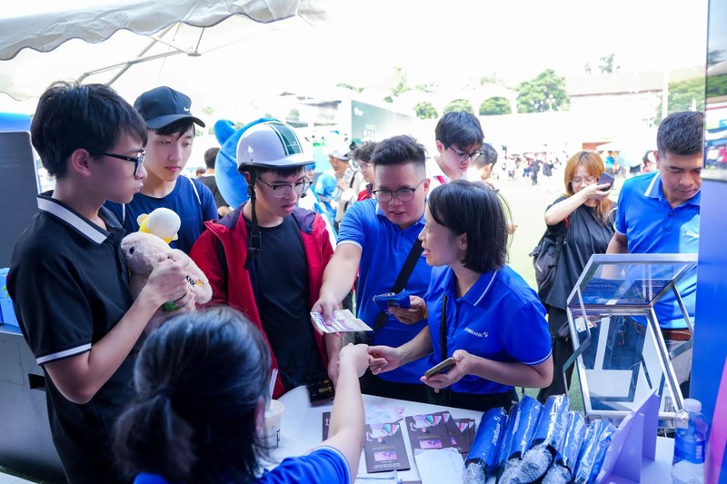 Đông đảo khách tham quan tìm hiểu sản phẩm thẻ và các dịch vụ số của Eximbank. Đông đảo khách tham quan tìm hiểu sản phẩm thẻ và các dịch vụ số của Eximbank.