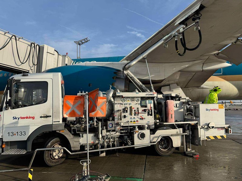 Phi hành đoàn sẵn sàng cho chuyến Bay nhẹ tới Hà Nội 1.1. Từ 1_1_2025 Vietnam Airlines sử dụng nhiên liệu SAF cho các chuyến bay từ Châu Âu.jpg