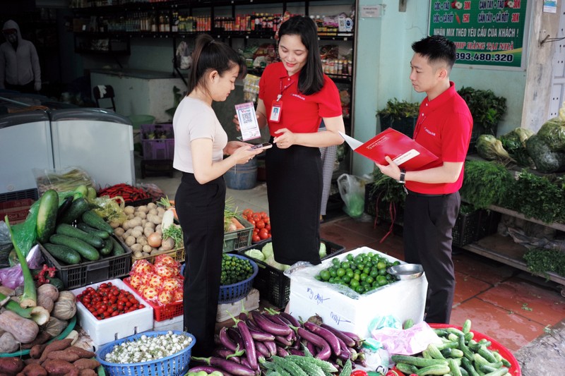 Cán bộ Agibank hướng dẫn tiểu thương sử sụng mã QR code trong thanh toán Ảnh 3 (1).jpeg