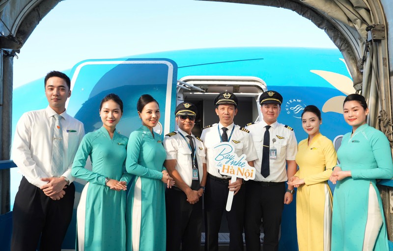 Phi hành đoàn sẵn sàng cho chuyến Bay nhẹ tới Hà Nội Phi hành đoàn sẵn sàng cho chuyến _Bay nhẹ tới Hà Nội_ .jpg