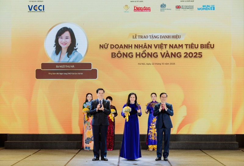 Phó Thủ tướng Chính phủ Mai Văn Chính và Chủ tịch VCCI Phạm Tấn Công trao danh hiệu Bông hồng vàng cho nữ doanh nhân Ngô Thu Hà - Tổng Giám đốc SHB Ngo Thu Ha - Copy.JPG