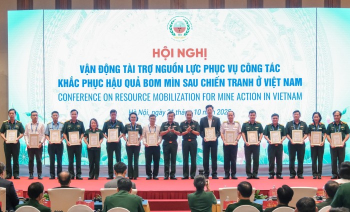 Đại diện Tập đoàn Hòa Phát (thứ 8 từ trái qua) nhận chứng nhận ủng hộ công tác khắc phục hậu quả bom mìn sau chiến tranh ở Việt Nam tai-tro.jpeg
